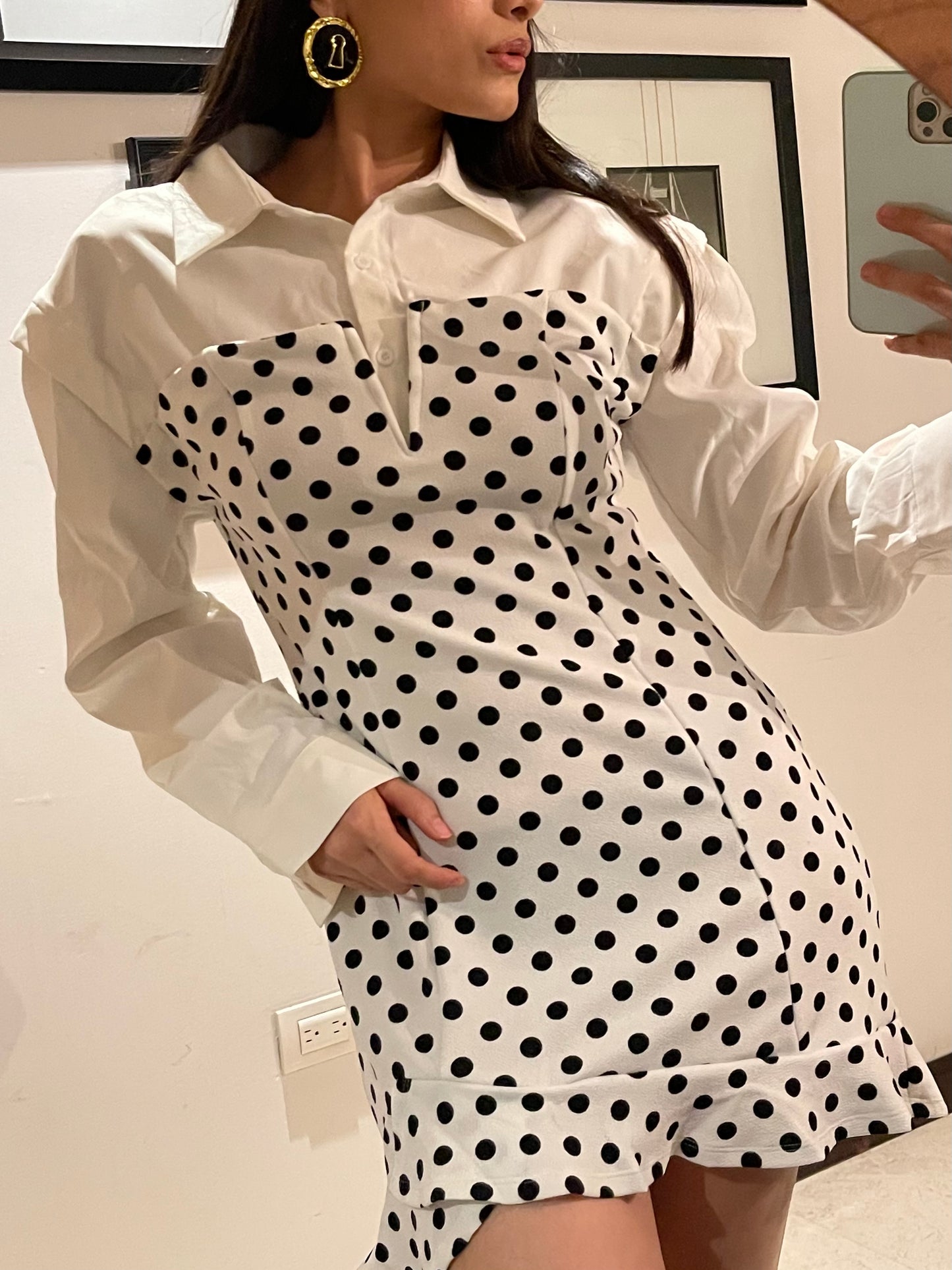 Vestido corto de lunares blanco y negro con under T-shirt y detalle globo