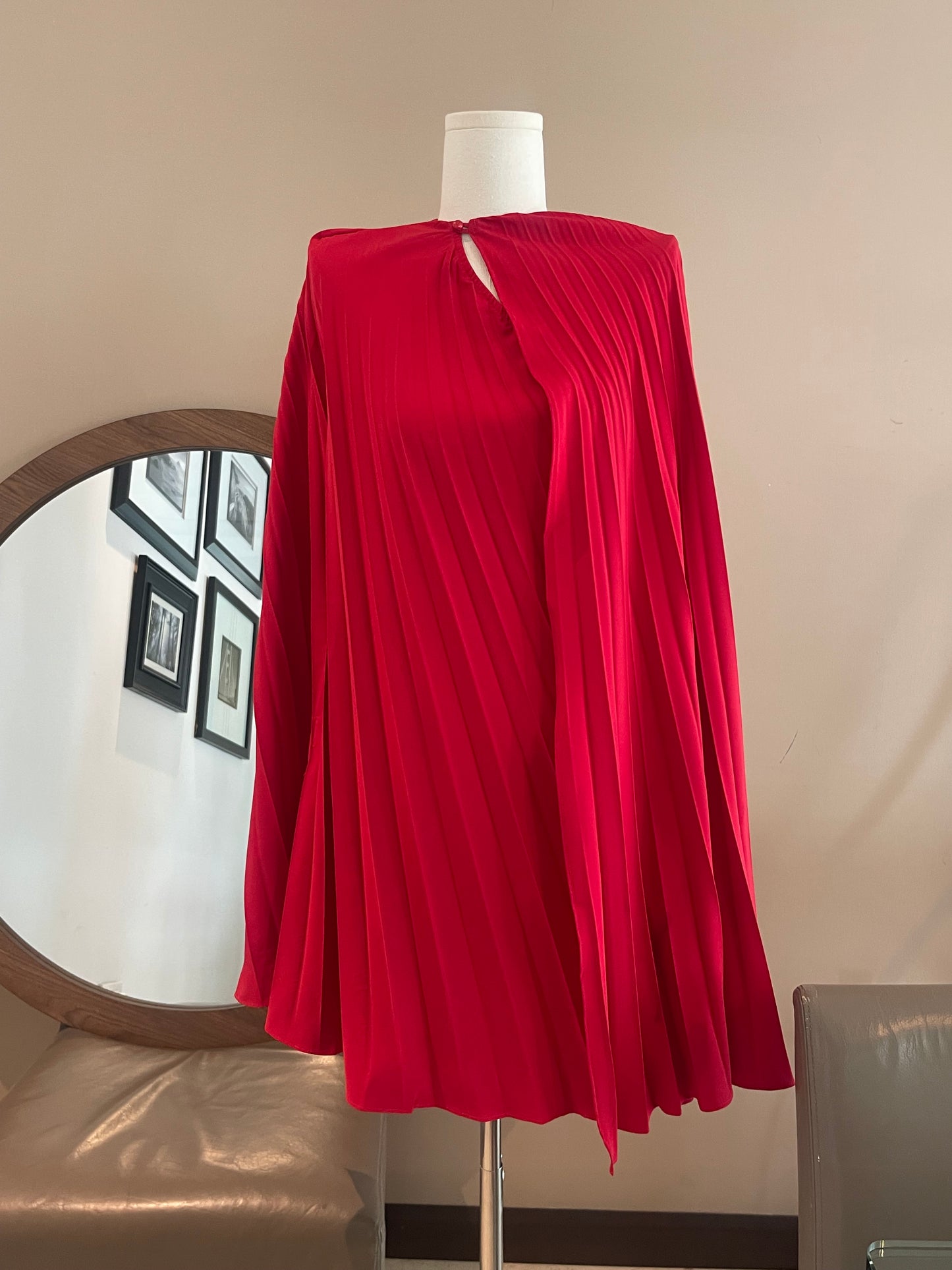 Vestido corto plisado en tono rojo