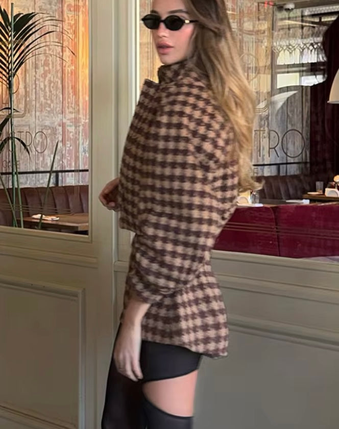 Conjunto short y chaqueta informal de cuadros en tono café.
