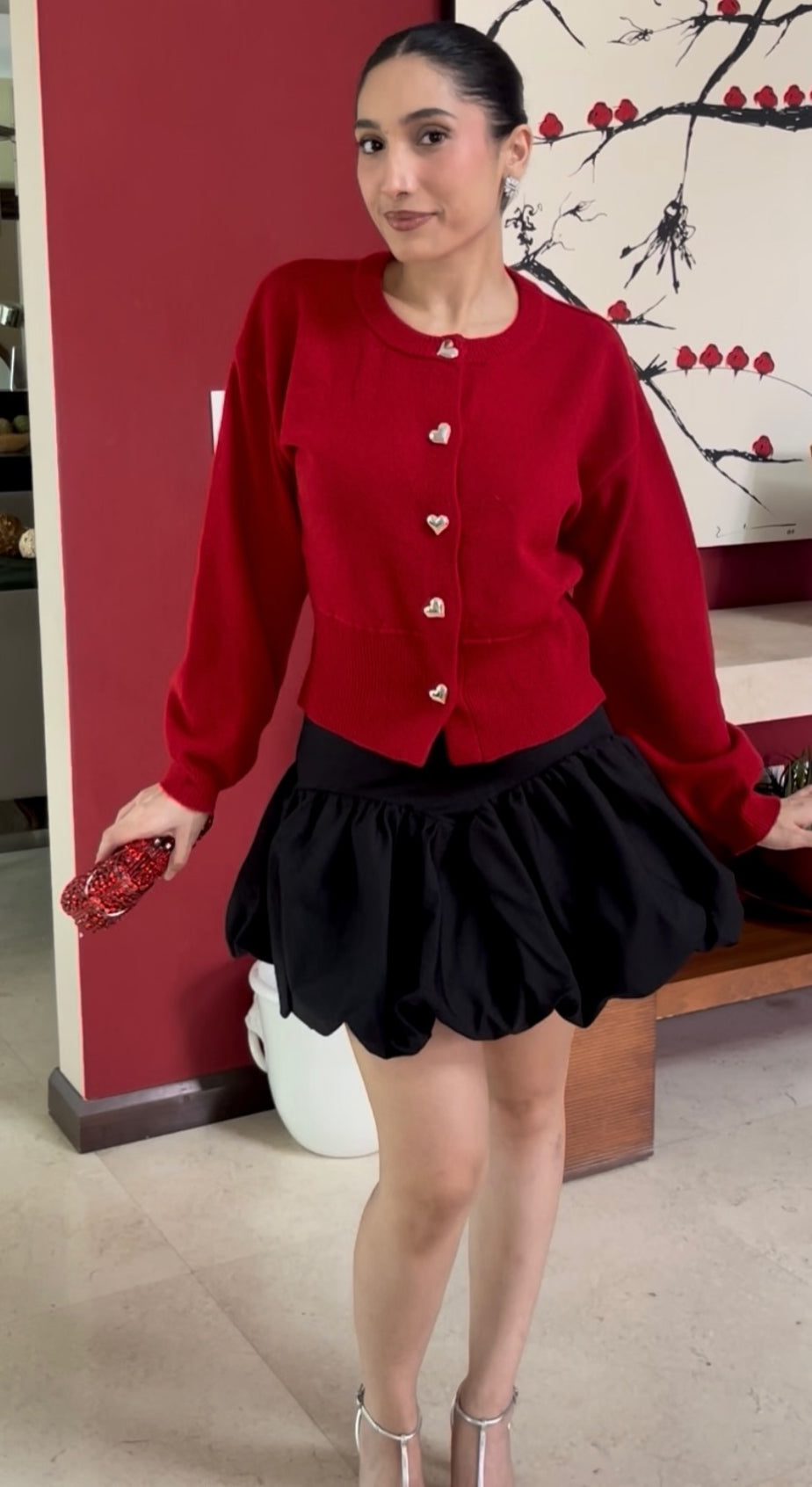 Cardigan en tono rosa y rojo, botones plateados en forma de corazón