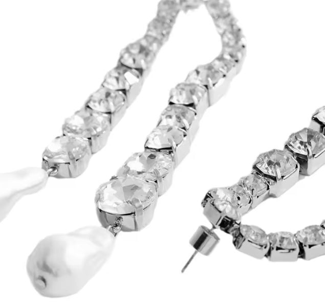 Pendientes de dos flecos de pedreria y gotas de perla.
