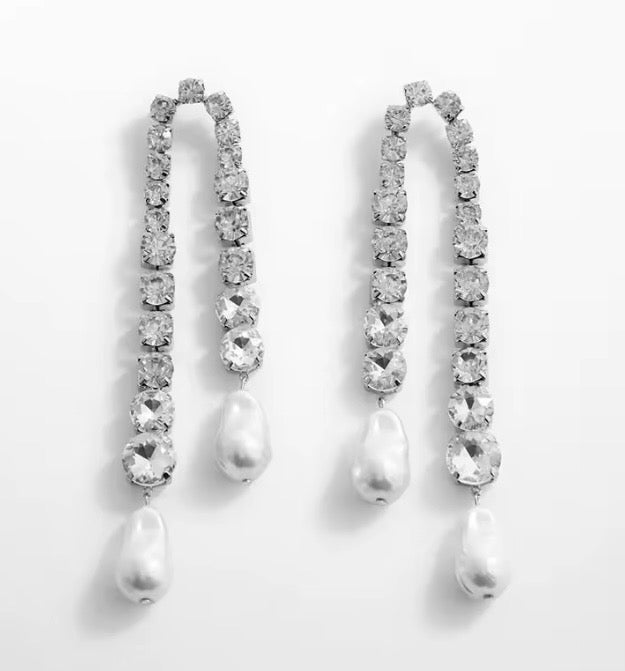 Pendientes de dos flecos de pedreria y gotas de perla.