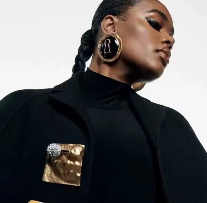 Aretes oversize dupe schiaparelli blanco/negro.