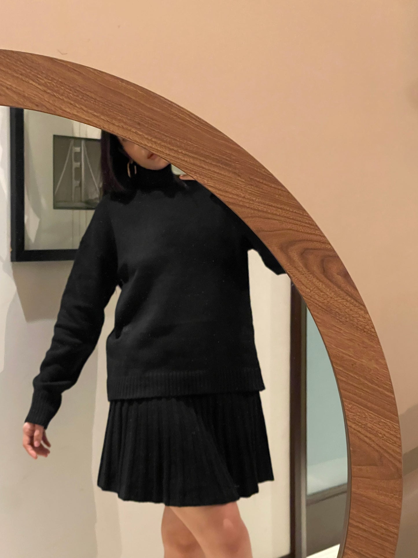 Conjunto de falda y suéter de cuello en tono negro, material punto