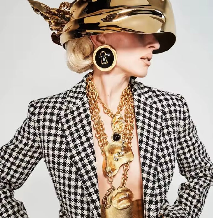 Aretes oversize dupe schiaparelli blanco/negro.