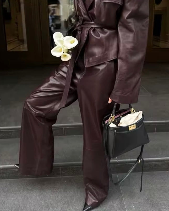 Conjunto de dos piezas de cuero en blazer y pantalón tono marrón.