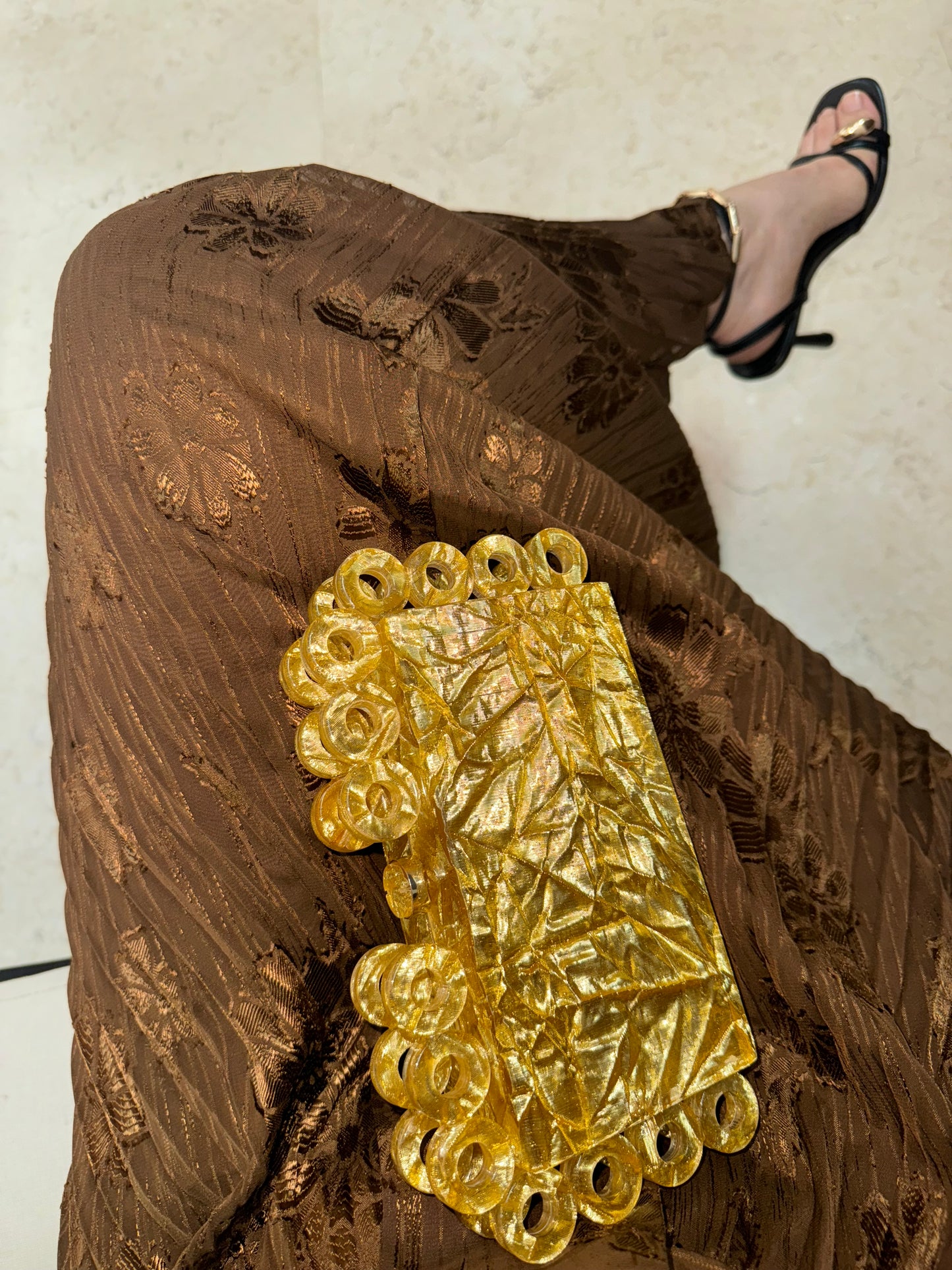 Vestido plisado, manga larga en tono marrón con moño en cuello