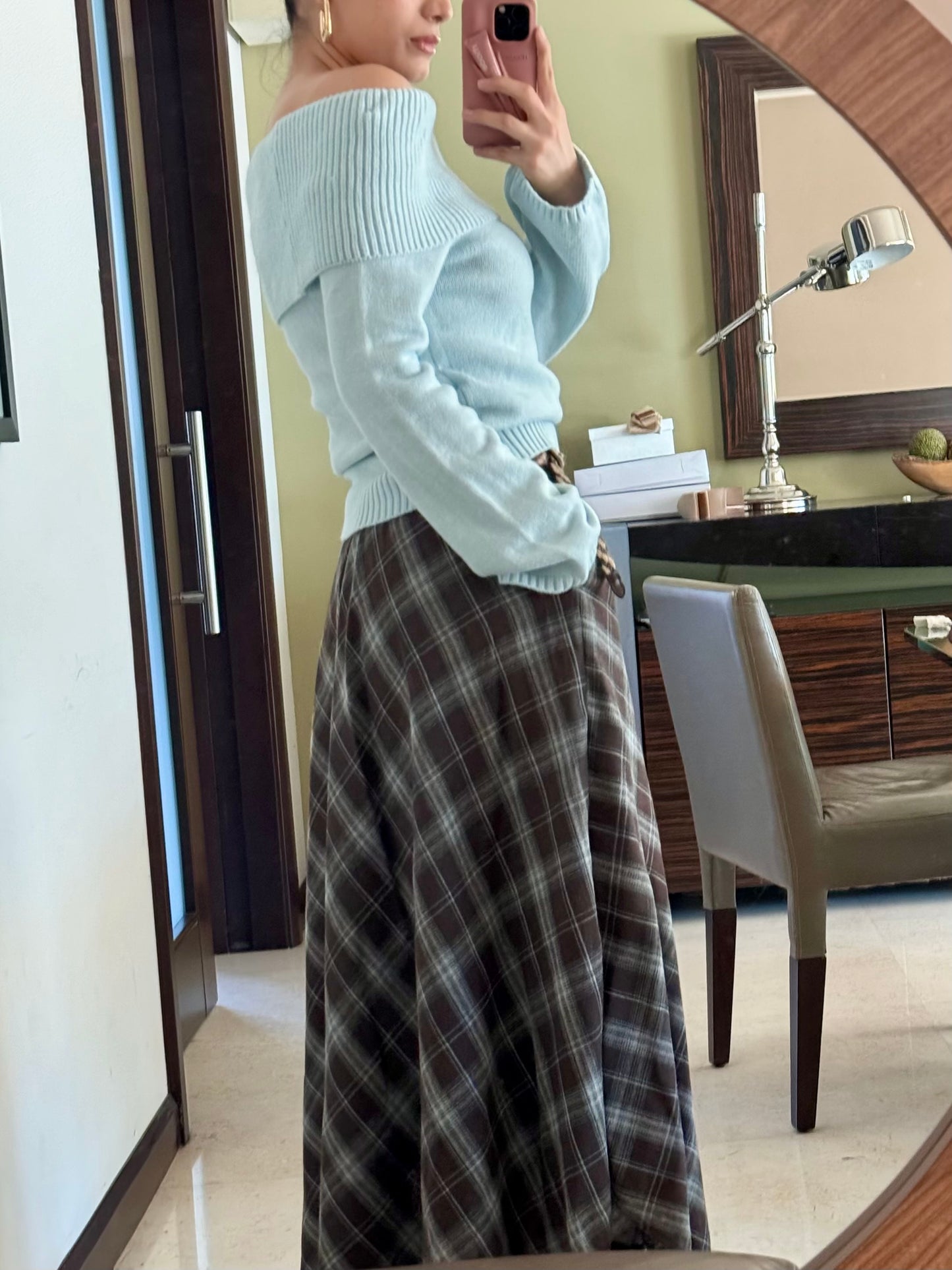 Conjunto falda asimétrica en estampado de cuadros y suéter a los hombros en tono baby blue