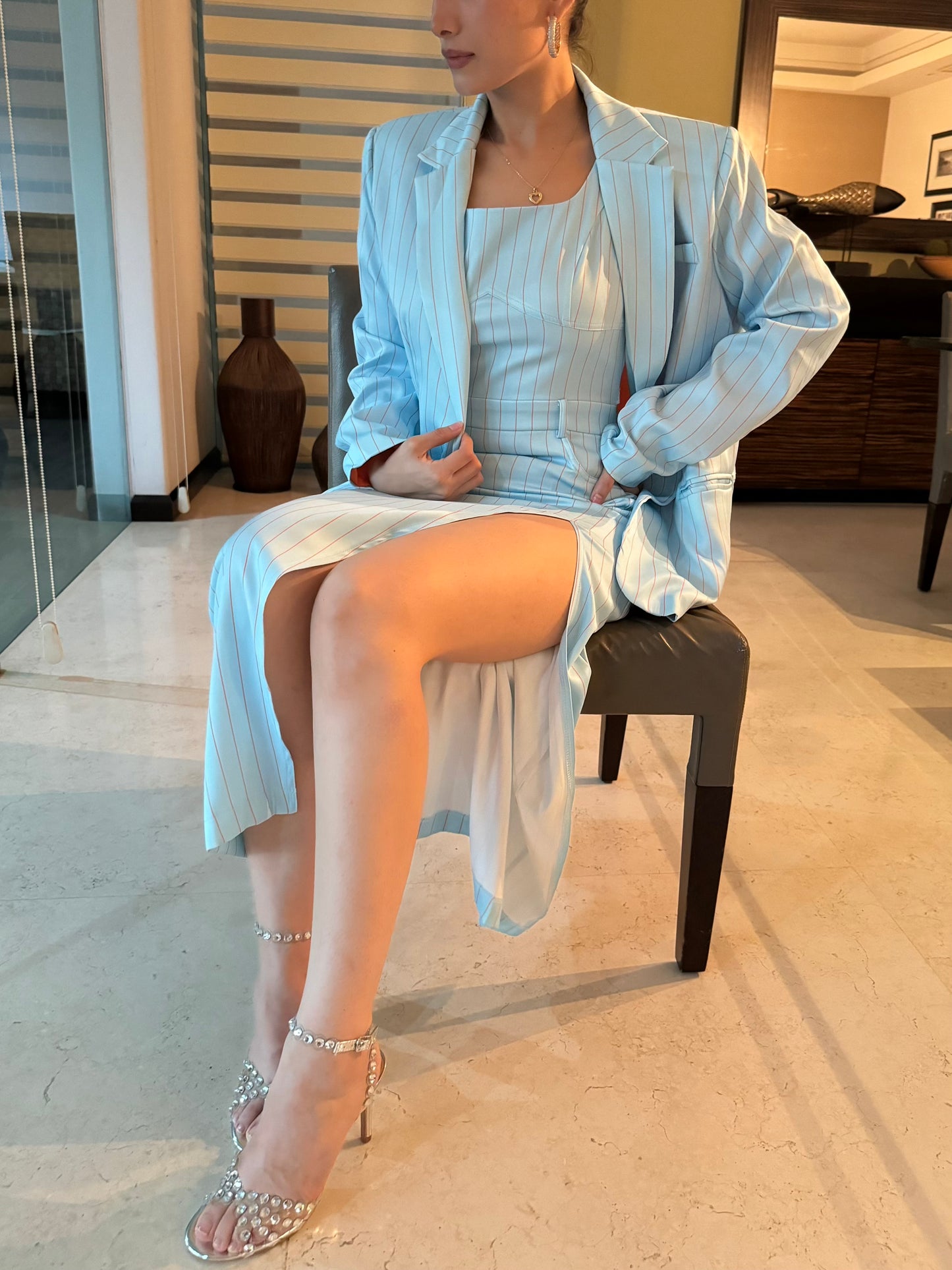 Conjunto dos piezas de vestido y blazer estampado rayas azul cielo con toques de naranja.