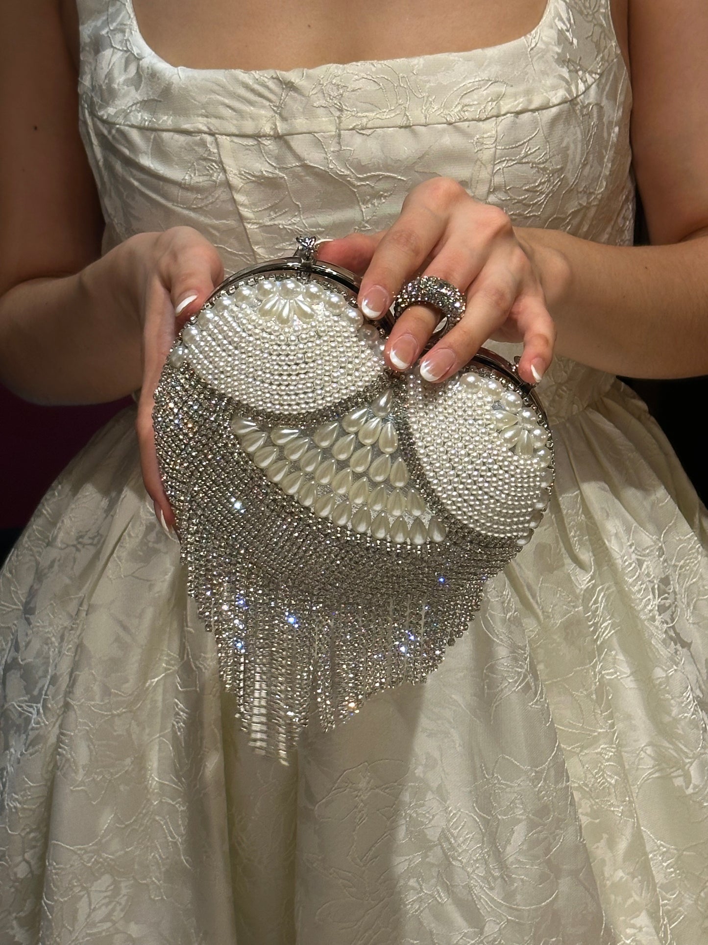 Vestido coctelero blanco sin mangas.