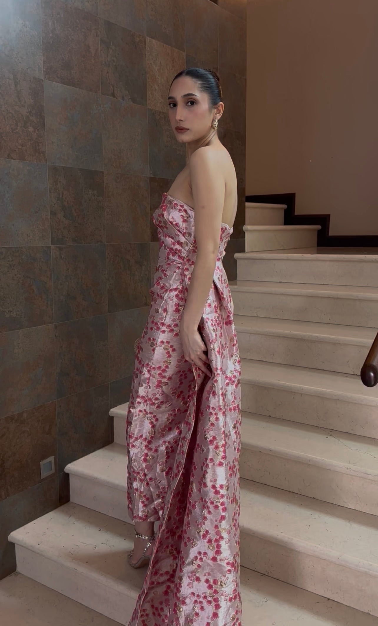 Vestido de fiesta rosa drapeado con estampado.