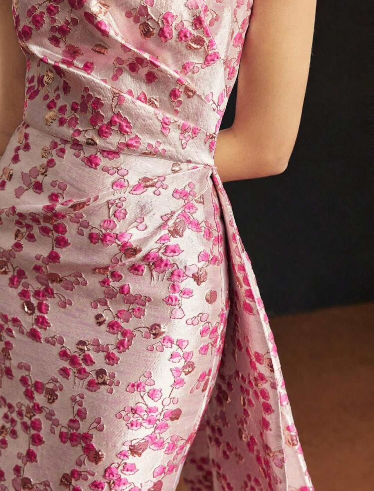 Vestido de fiesta rosa drapeado con estampado.