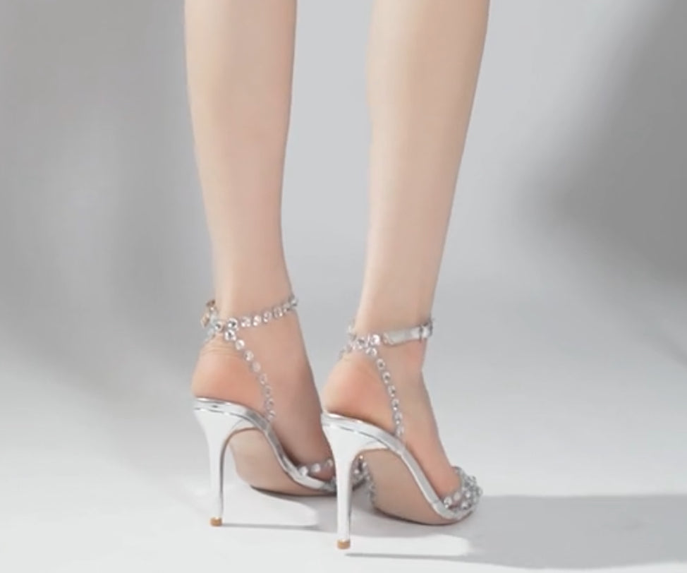 Zapatillas de tira con toque de piedras.