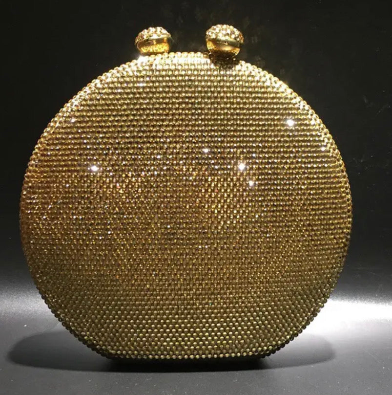 Bolso de mano forma redonda con pequeños diamantes.