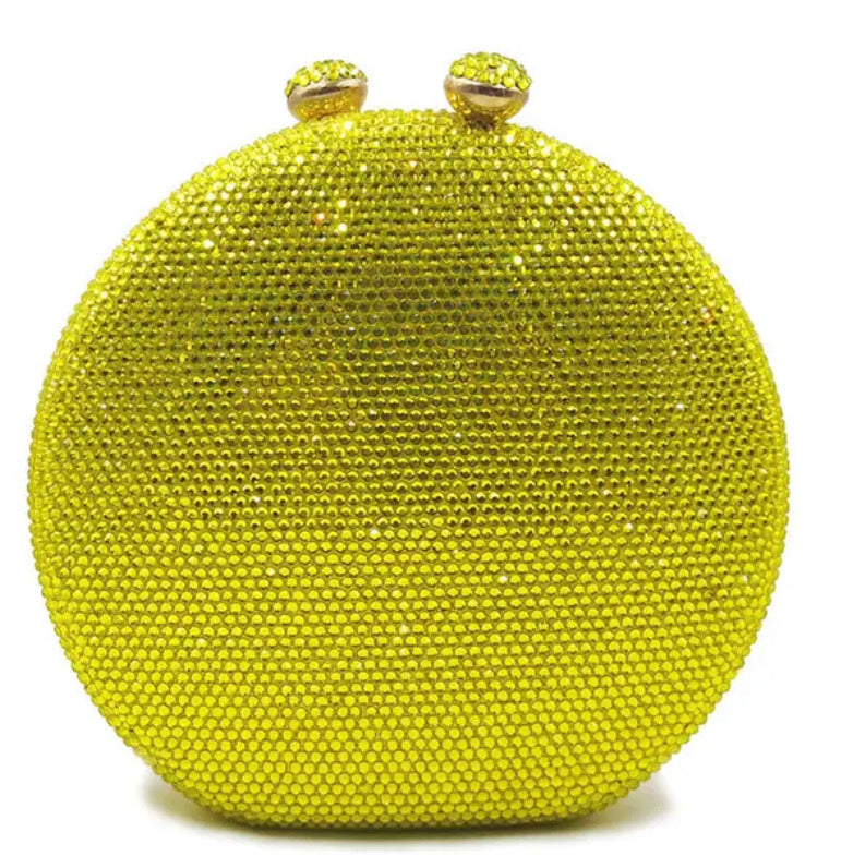 Bolso de mano forma redonda con pequeños diamantes.
