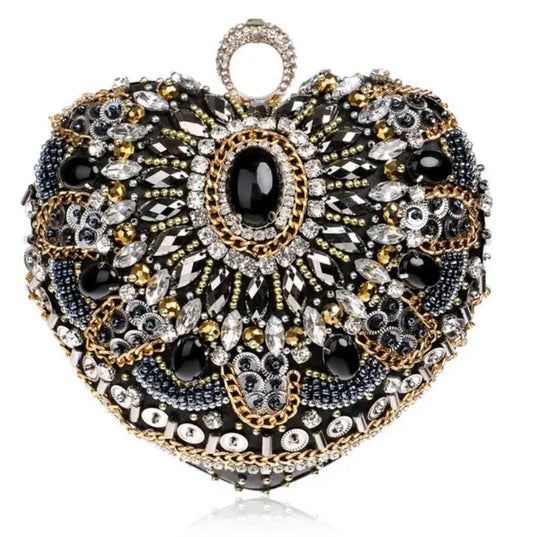 Clutch en forma de corazón con embargue de diferentes tipos de piedras base color negro, dorado y plata.