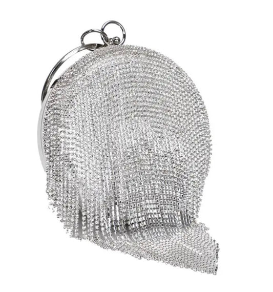 Bolso de mano con borla de diamante para mujer con tiras colgantes de pedrería base plateada.