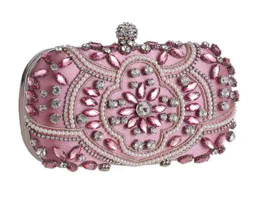 Clutch de mano con piedras grandes y pequeñas color base rosa y plata.