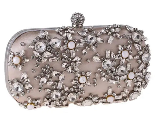 Clutch con perlas, piedras de distintos tamaños en tono nude y gris.
