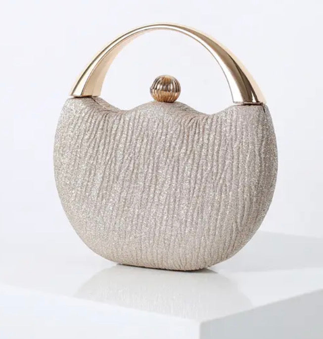 Bolso de mano elegante y sencillo en tono aperlado.