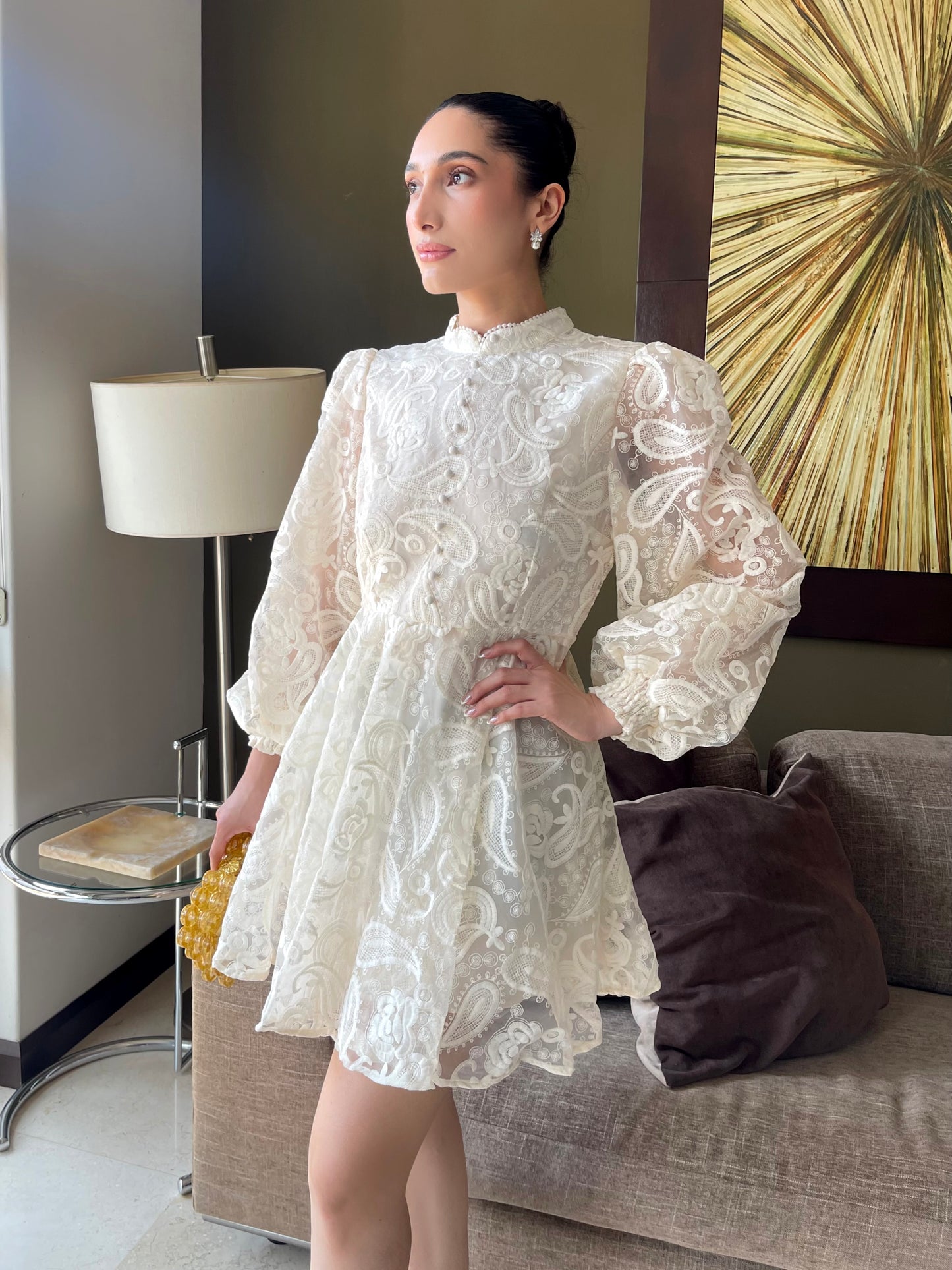 Vestido coctelero beige con detalles de bordado