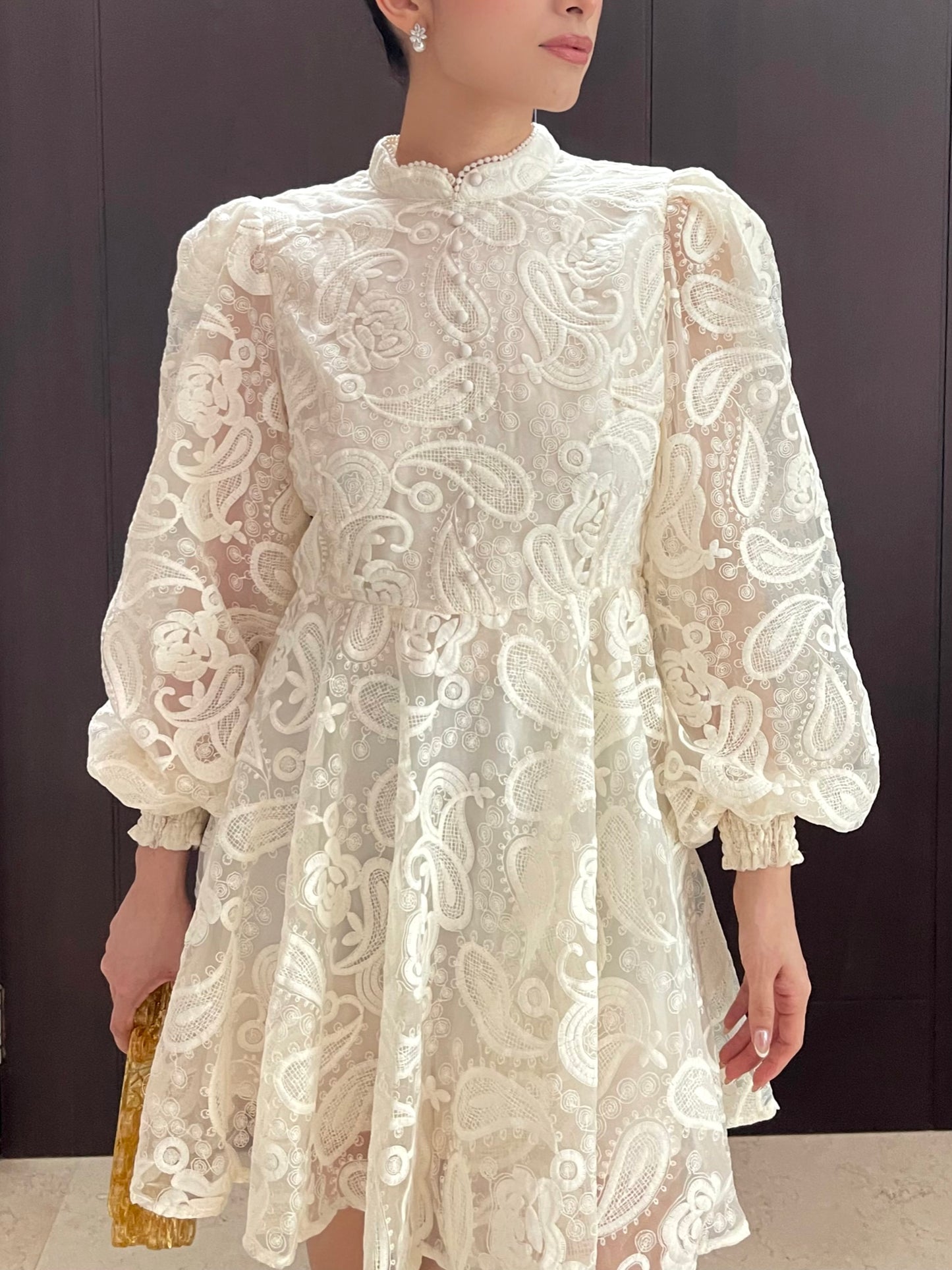 Vestido coctelero beige con detalles de bordado