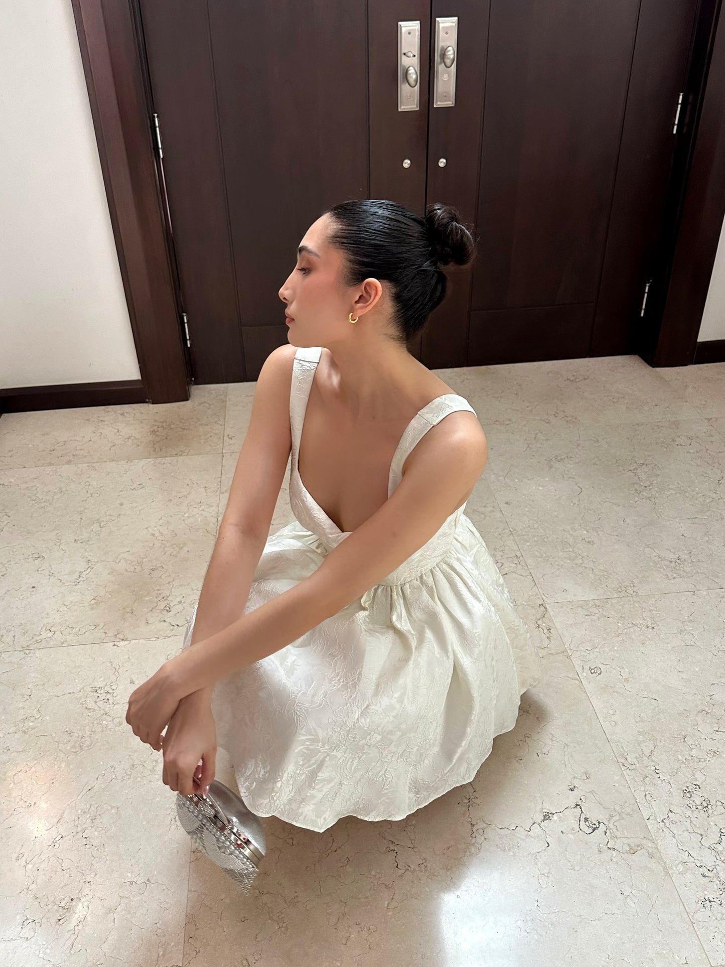 Vestido coctelero blanco sin mangas.