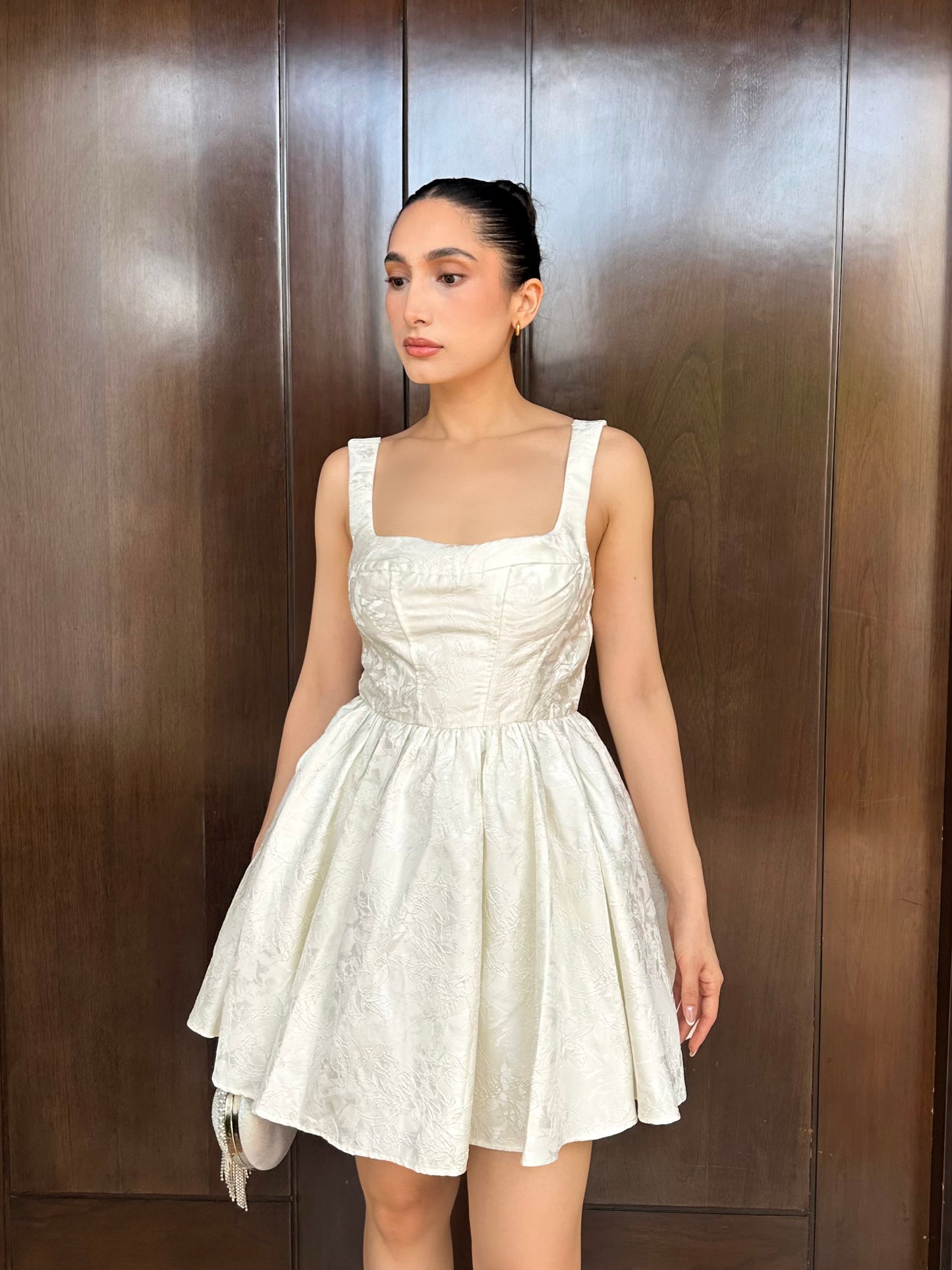 Vestido coctelero blanco sin mangas.