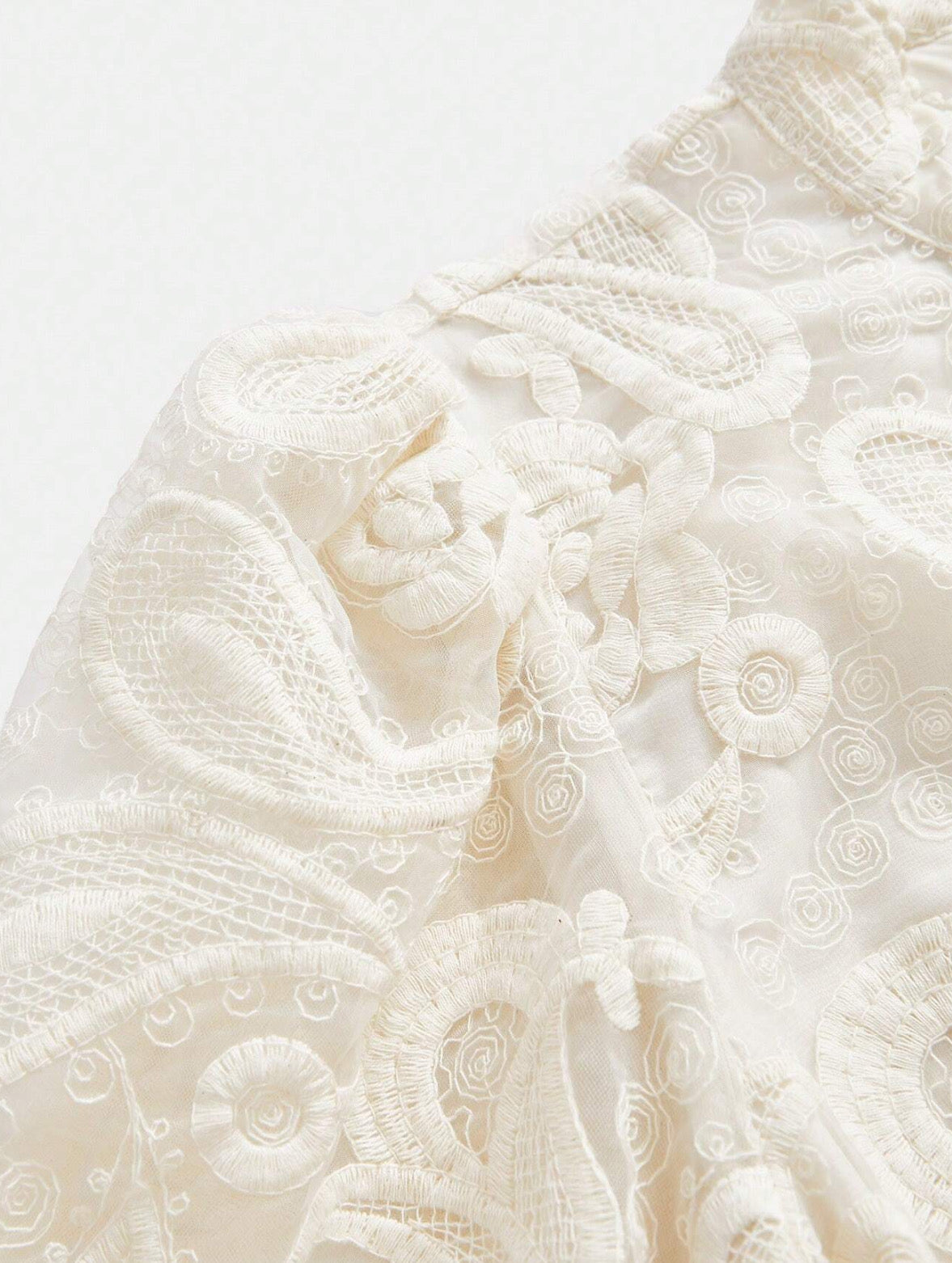 Vestido coctelero beige con detalles de bordado