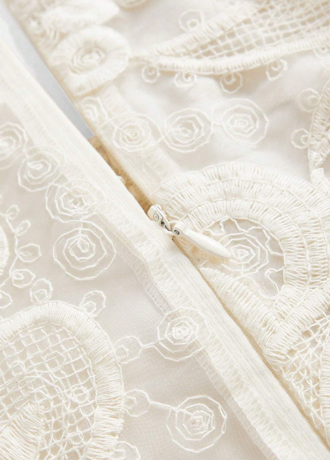 Vestido coctelero beige con detalles de bordado