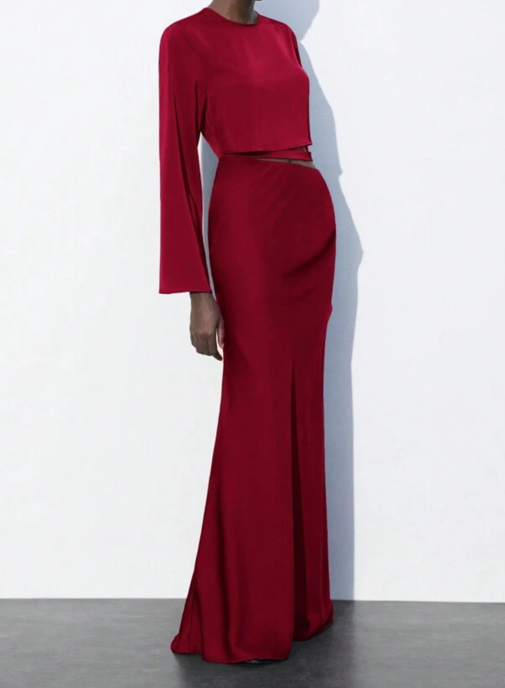 Vestido de manga larga con apertura en cintura color rojo.