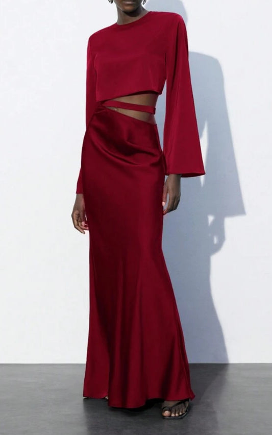 Vestido de manga larga con apertura en cintura color rojo.