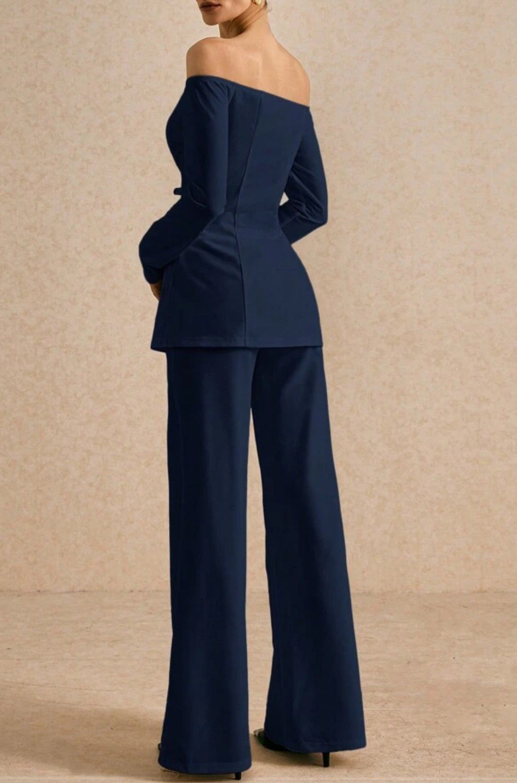 Conjunto de top manga larga y pantalón de vestir azul marino.