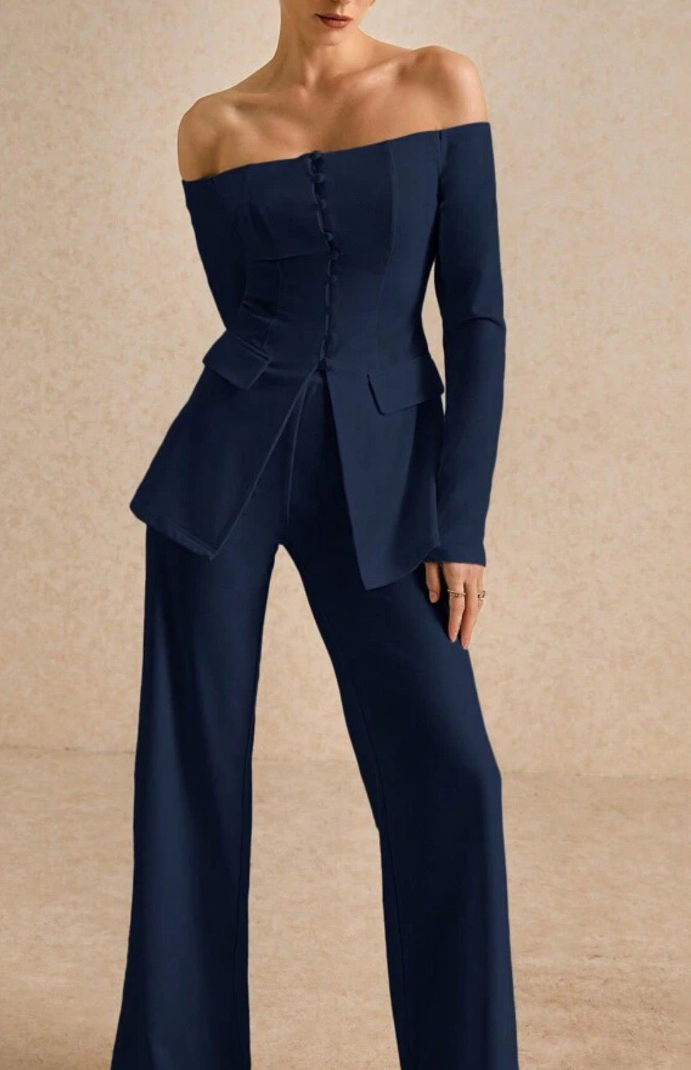 Conjunto de top manga larga y pantalón de vestir azul marino.