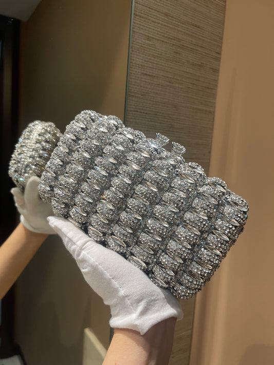 Bolso rectangular a base de piedra rectangular en tono plata y gris