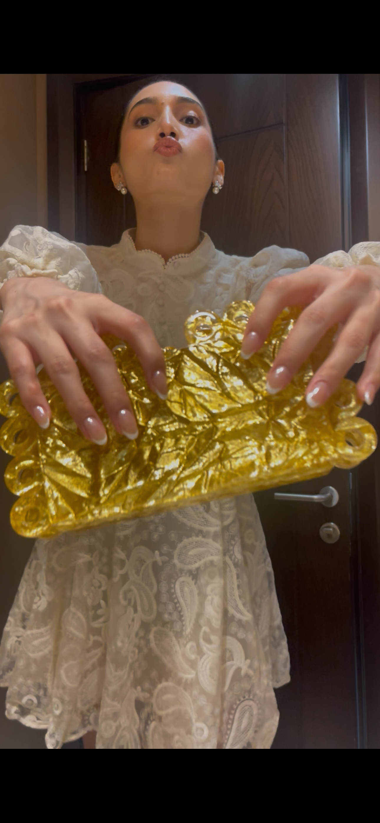 Bolso de mano de acrílico para mujer color dorado