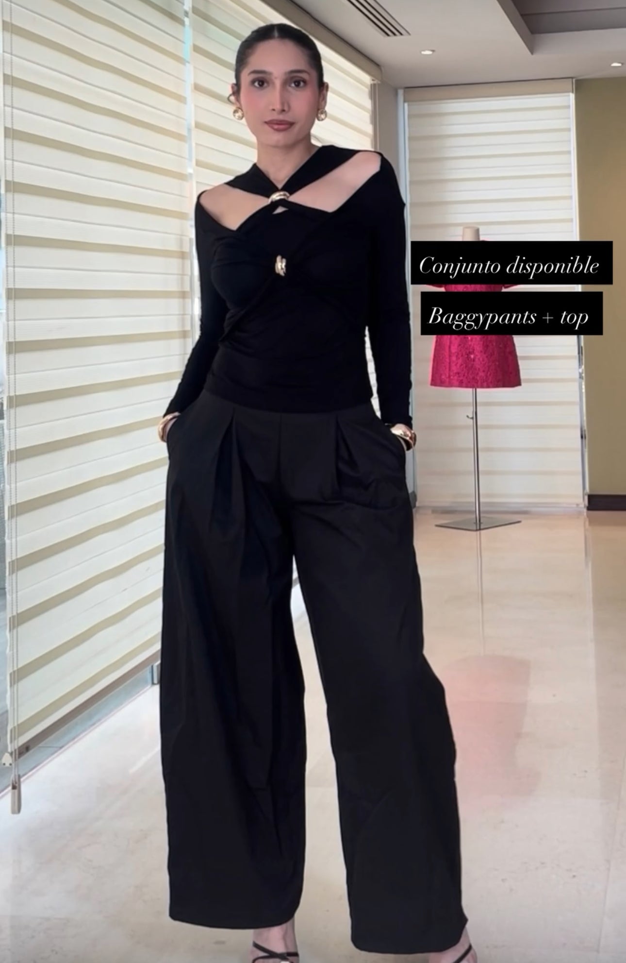 Conjunto de pantalones anchos y blusa manga larga con hombros descubiertos y detalles dorados. Negro