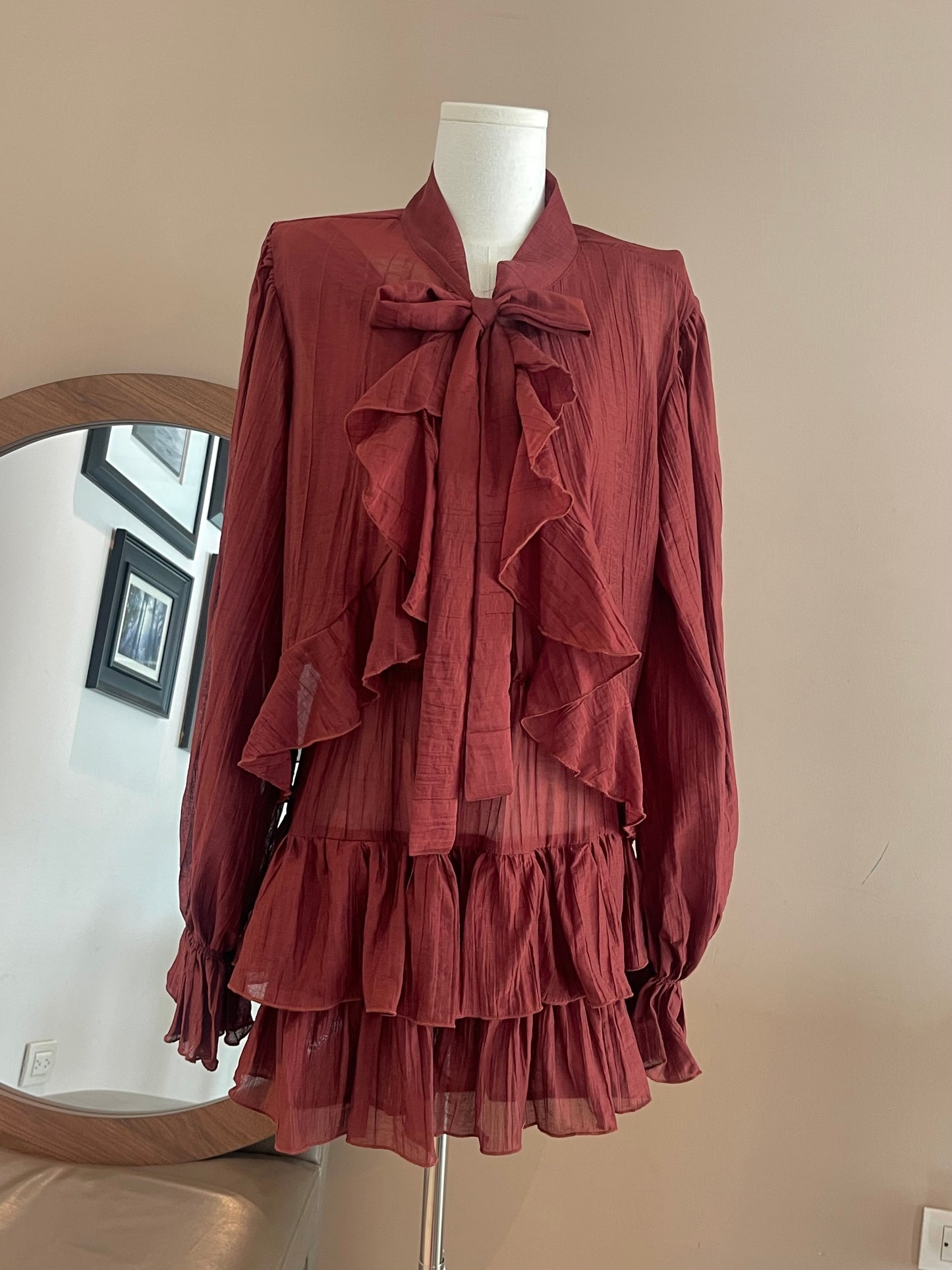 Vestido corto de mujer olanes en tono marrón rojizo