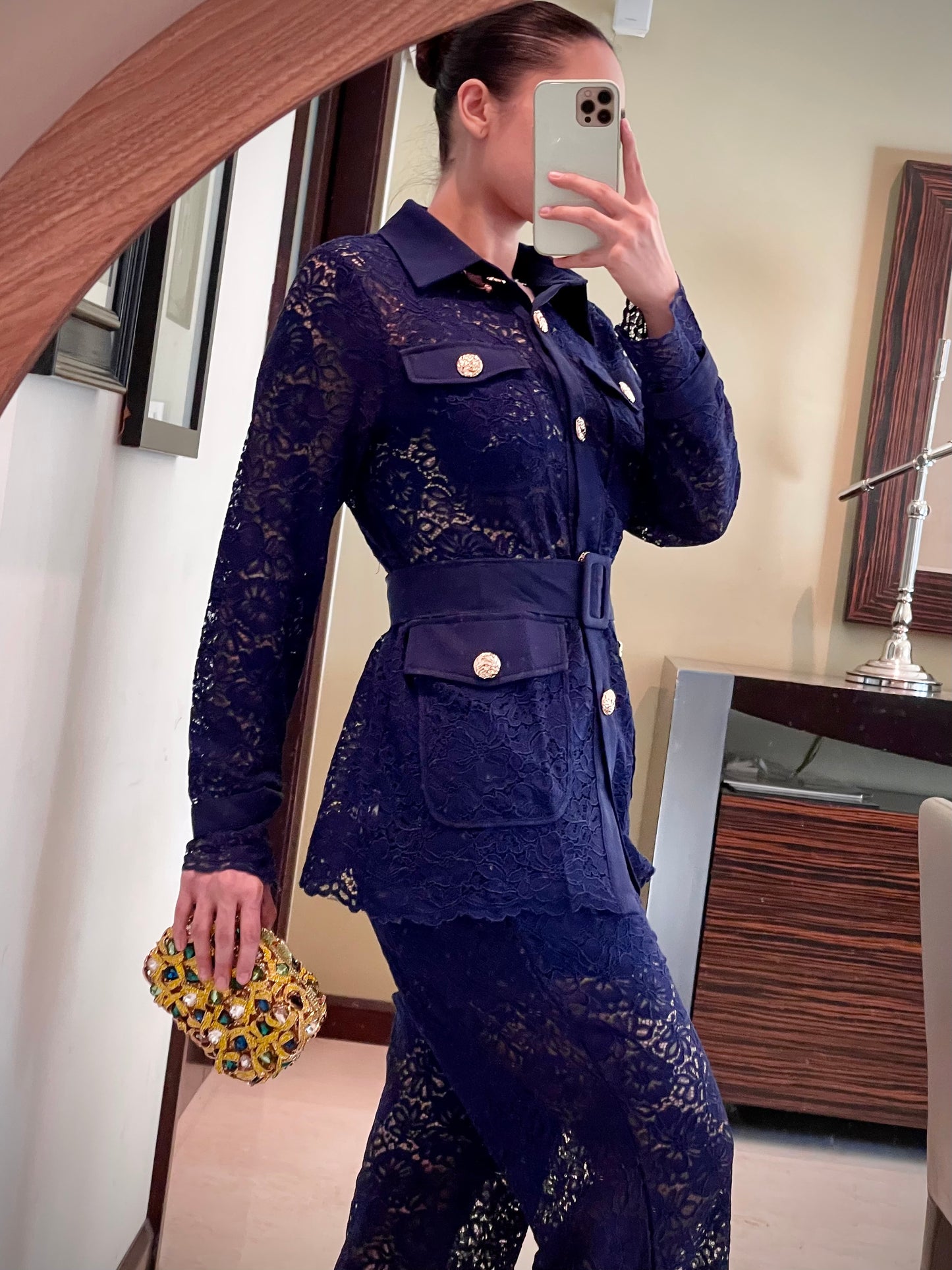 Conjunto de blusa y pantalón de encaje en tono azul con botones dorados