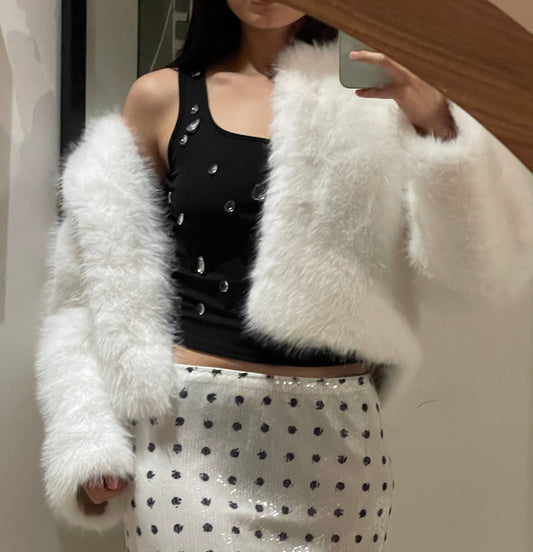 Abrigo en tono blanco y negro