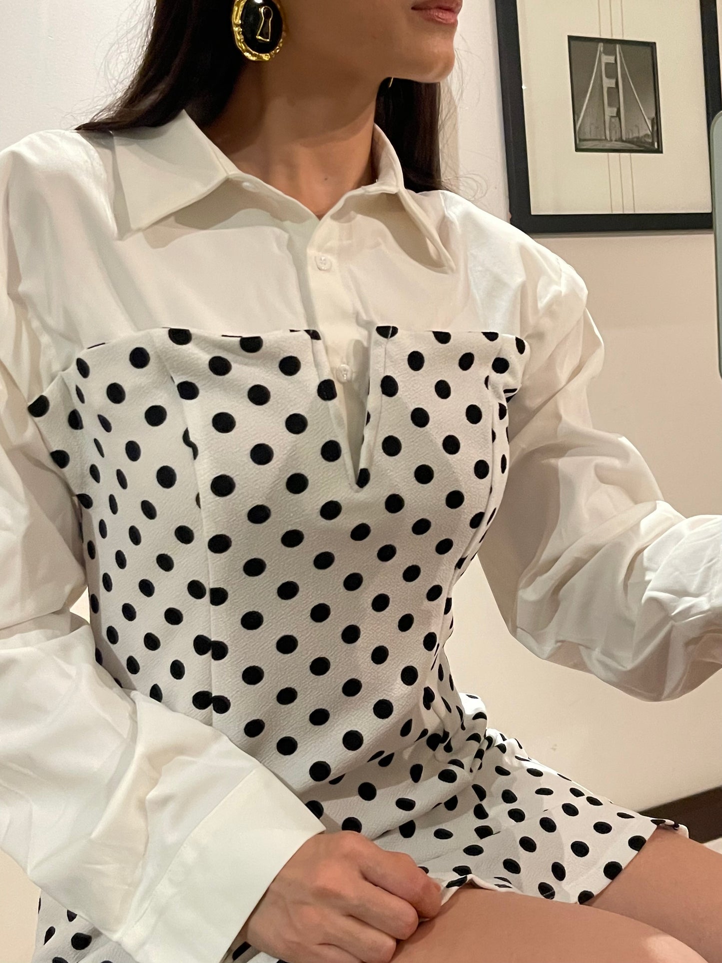 Vestido corto de lunares blanco y negro con under T-shirt y detalle globo