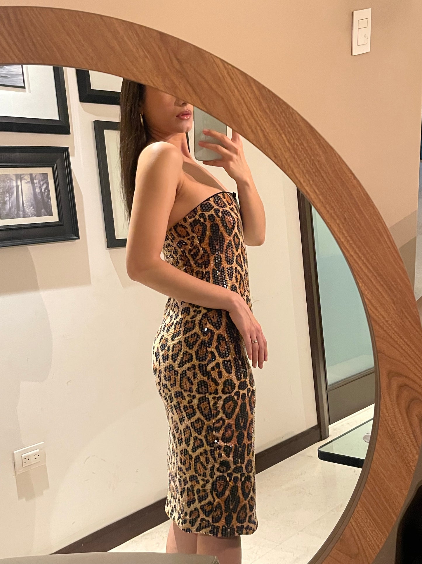 Vestido strapless corto estampado de leopardo en lentejuela