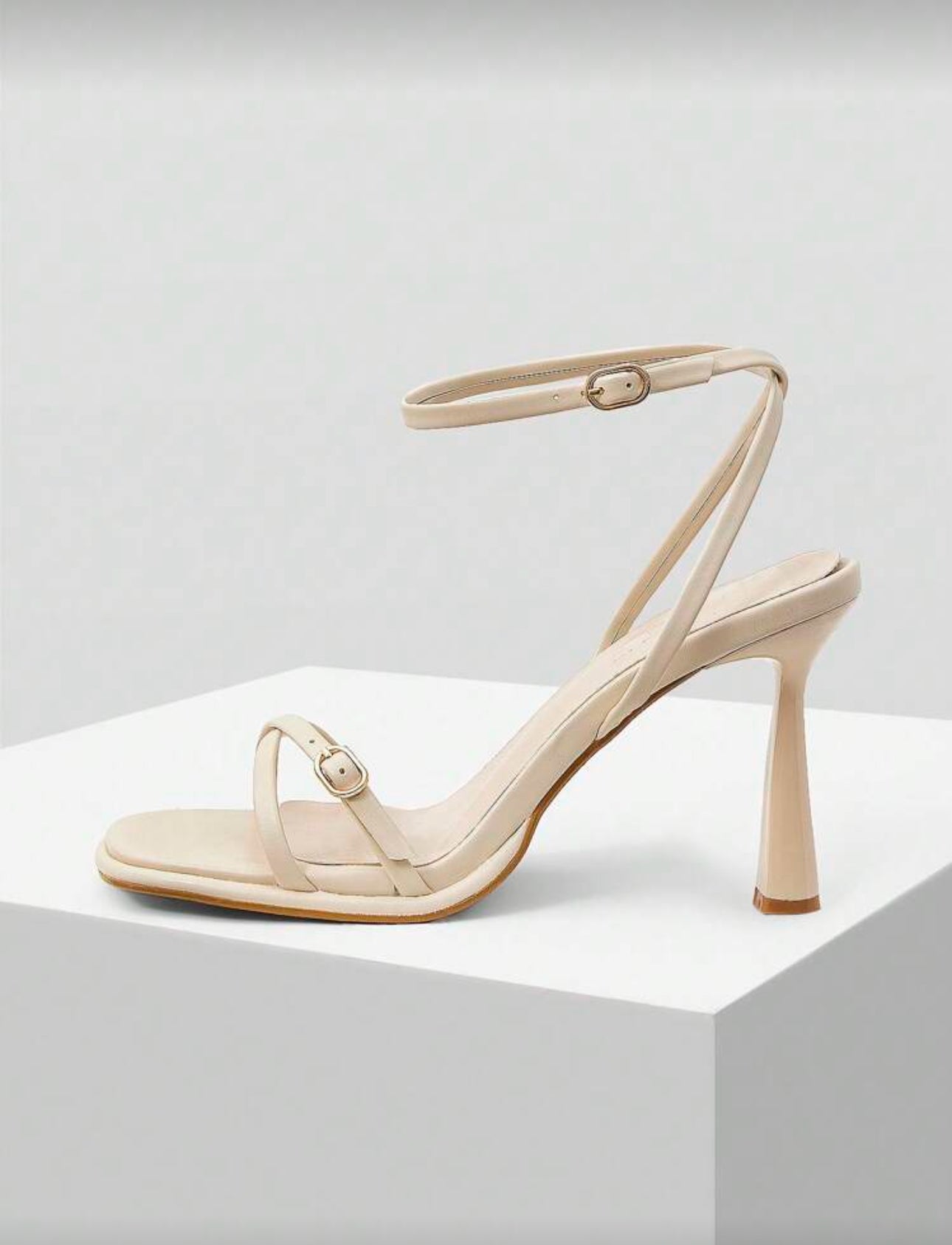 Sandalias de tacón rojo y color hueso