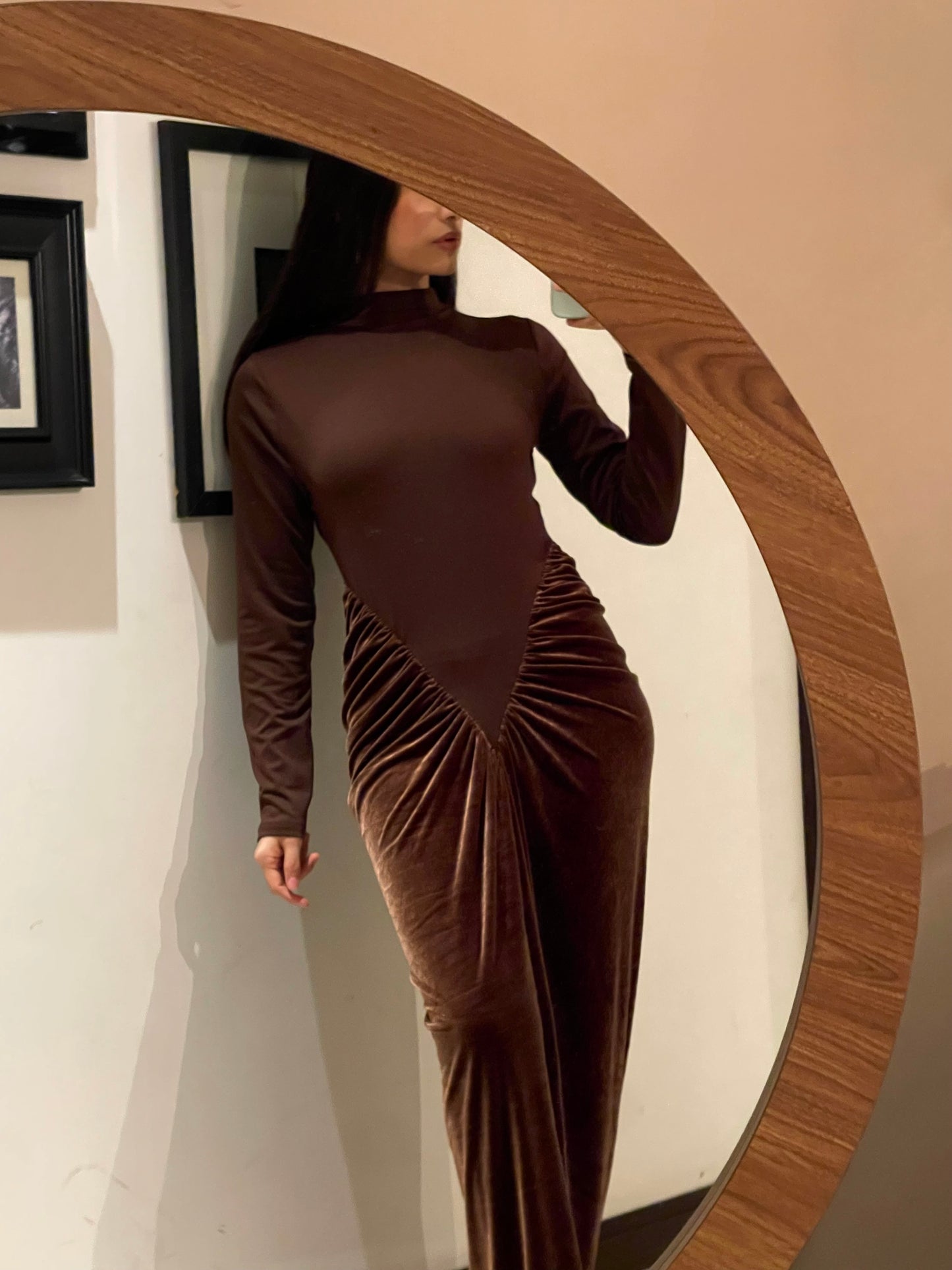 Vestido MIDI pegado en tono marrón manga larga y detalle fruncido en cintura