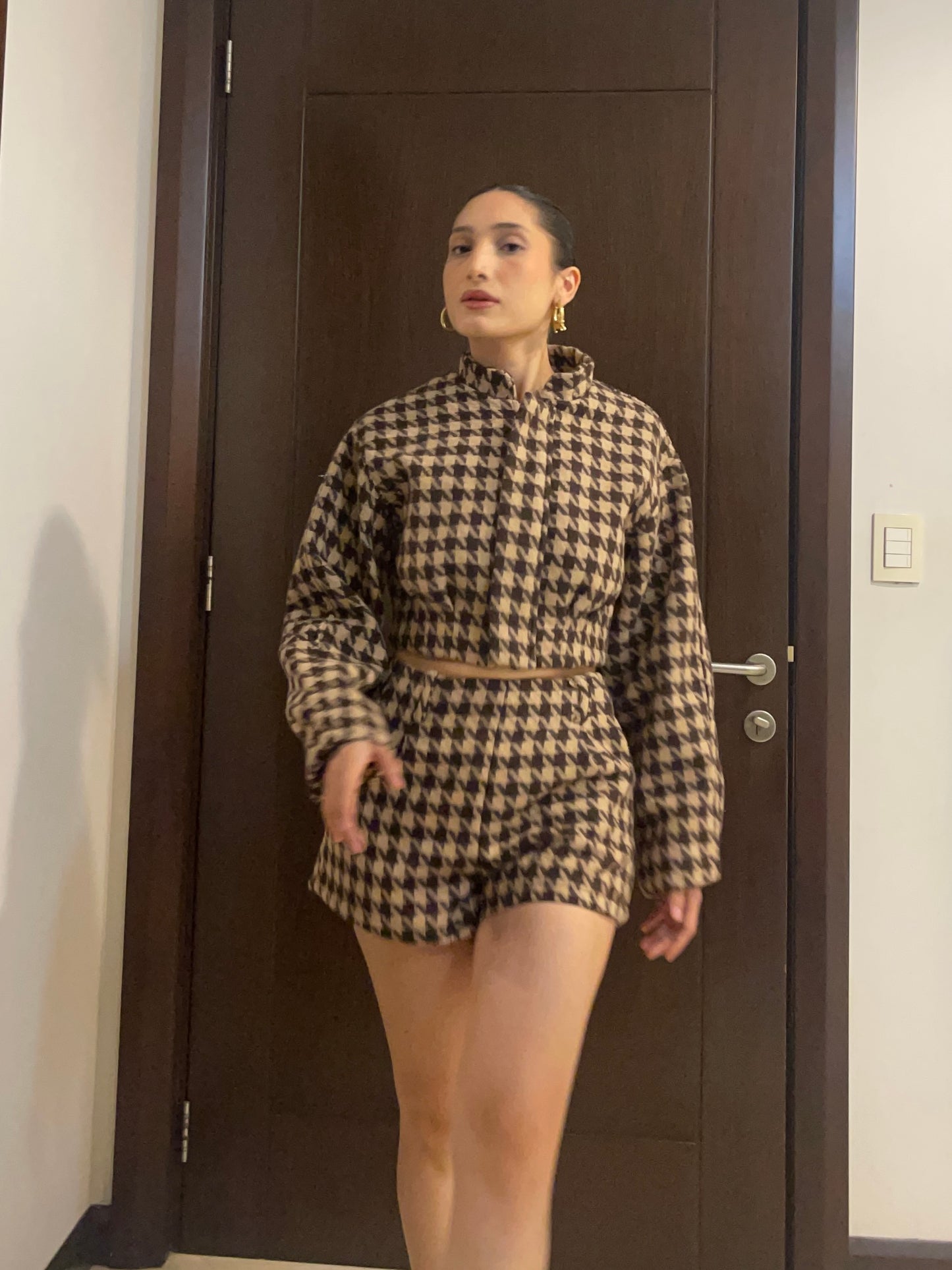 Conjunto short y chaqueta informal de cuadros en tono café.