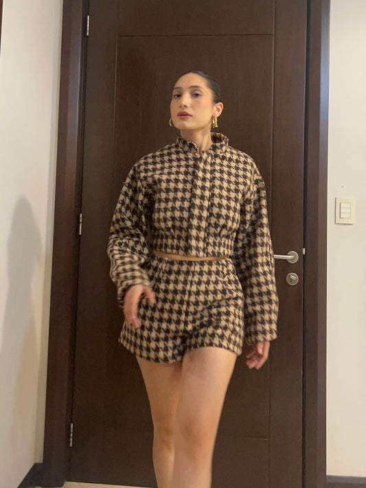 Conjunto short y chaqueta informal de cuadros en tono café.