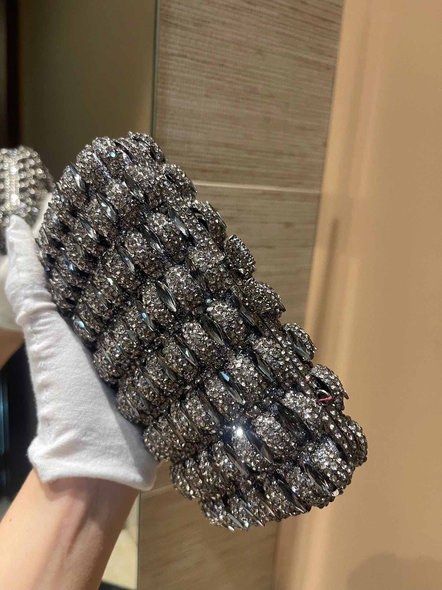 Bolso rectangular a base de piedra rectangular en tono plata y gris