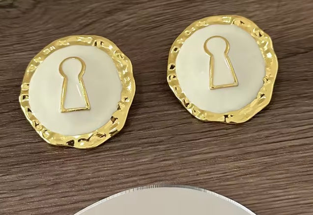 Aretes oversize dupe schiaparelli blanco/negro.