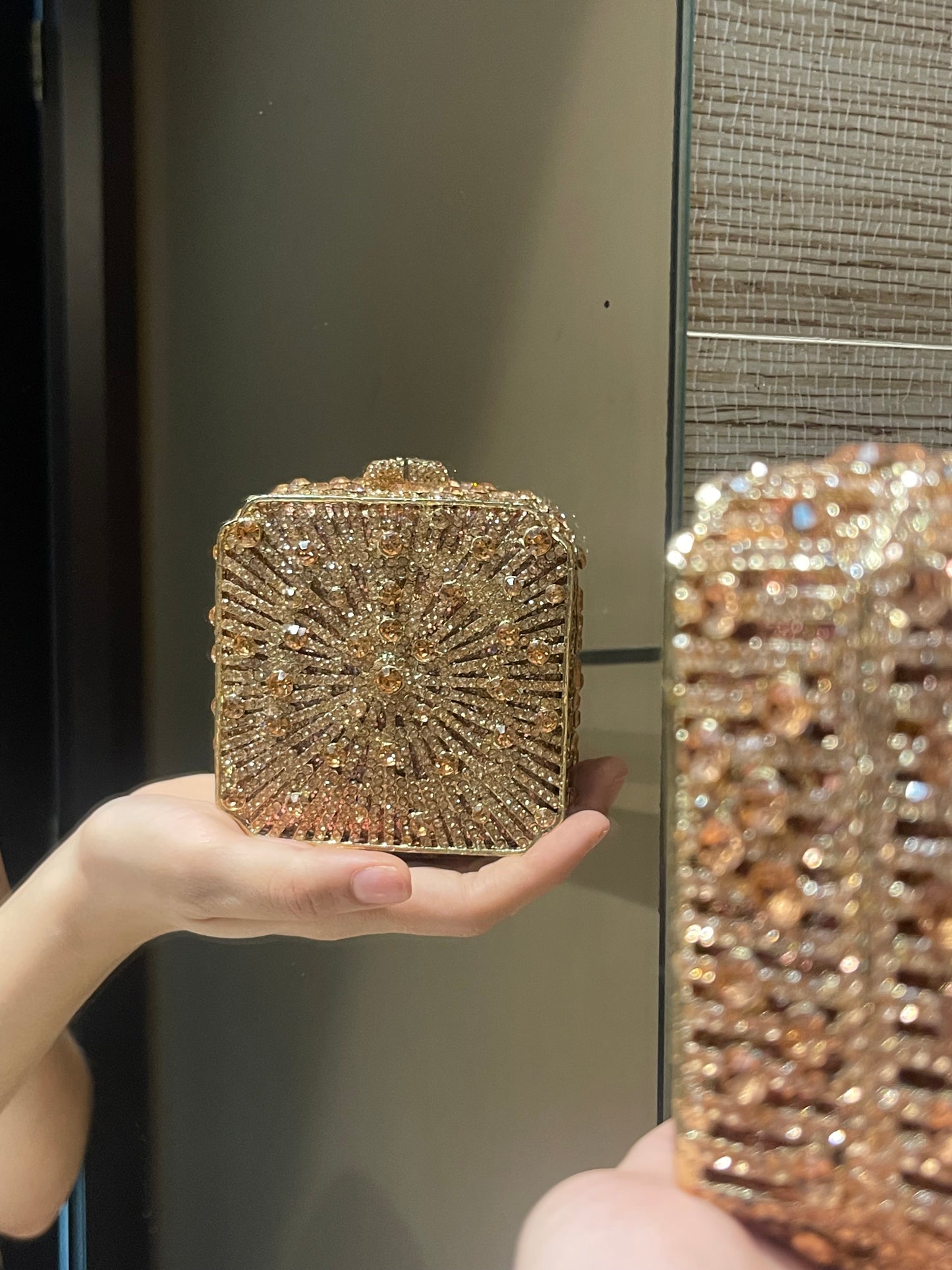 Bolso mini cuadrado en tono verde y dorado