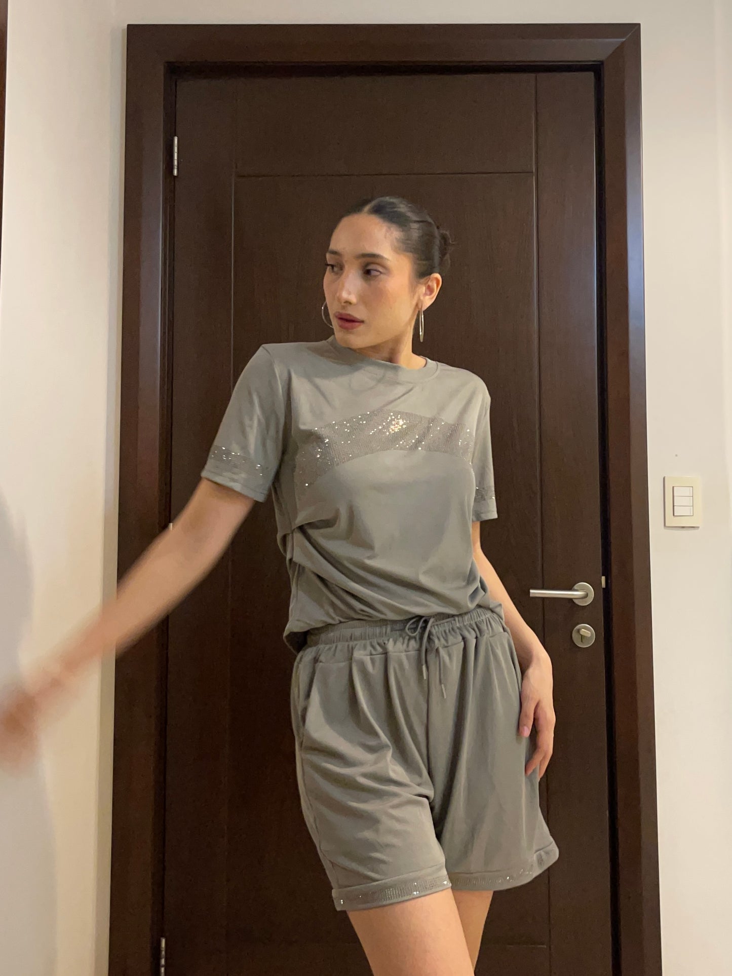 Comfy look de shorts en tono gris oscuro